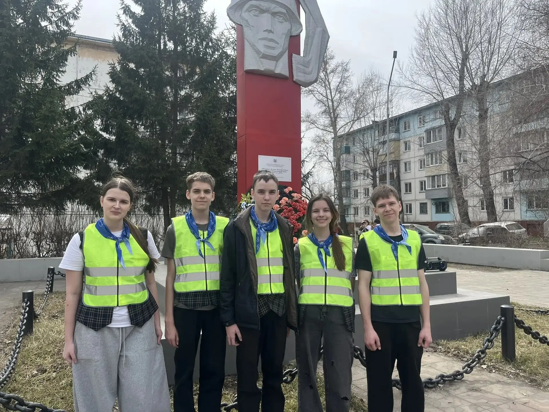 Сегодня на территории Мемориала в честь 30-летия Победы в Великой Отечественной войне было необычно 