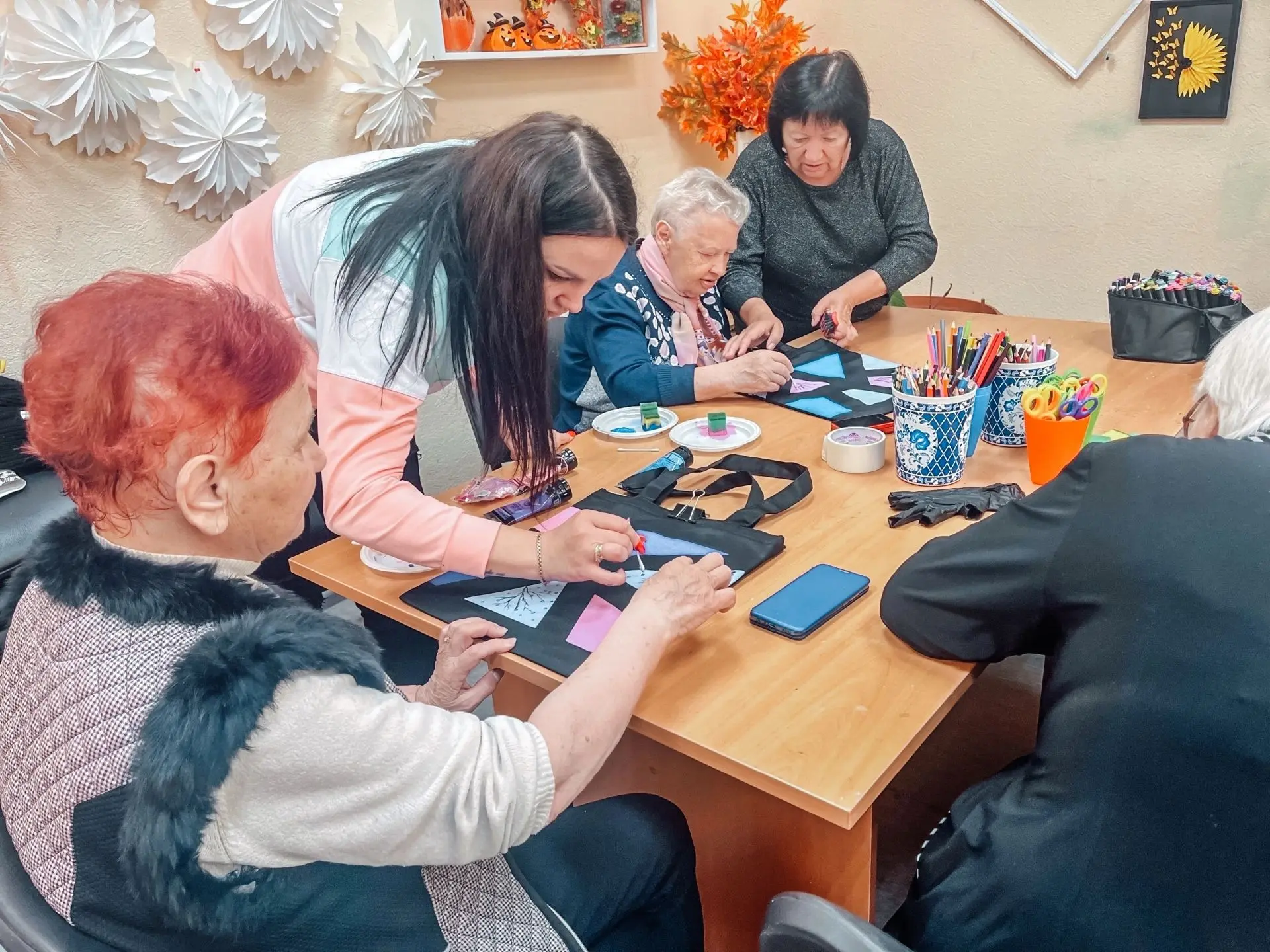 ✨ От эскиза до шедевра 

В КДЦ «Платформа» п. Печенга для участниц проекта «Северное долголетие» сос