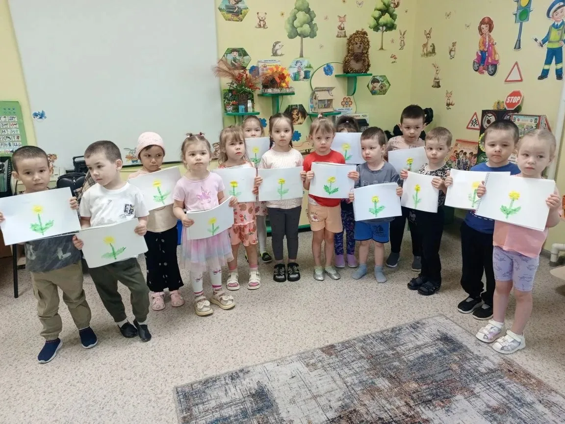 🎨🌼Рисование в младшей группе на тему "Одуванчики в траве". На занятии дети старались ...