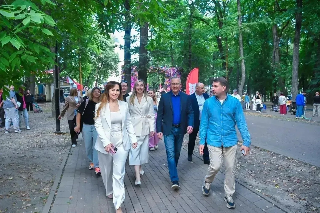 Владислав Шапша и Дмитрий Денисов сегодня посетили фестиваль «Калуга. Улица. Еда», посм...