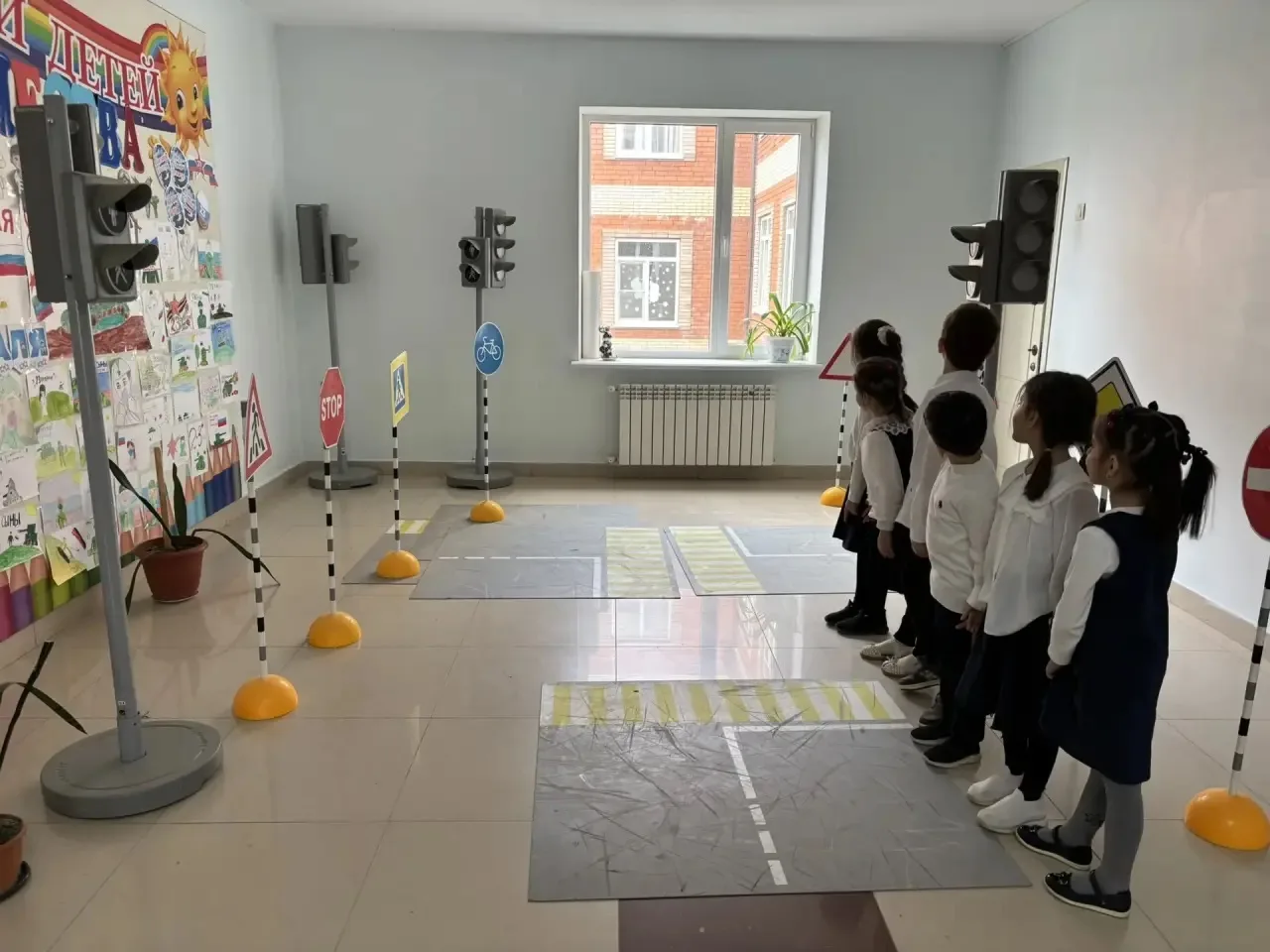 В «1» А классе прошел классный час на тему: «Я и дорога» 🚗 Юные ученики с интересом узнавали о прави