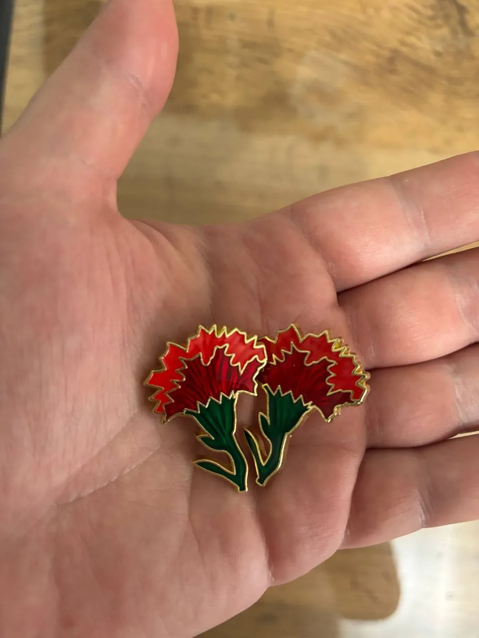 На моей ладони сегодня не просто два значка, а личный вклад в помощь тем, кто защищал н...