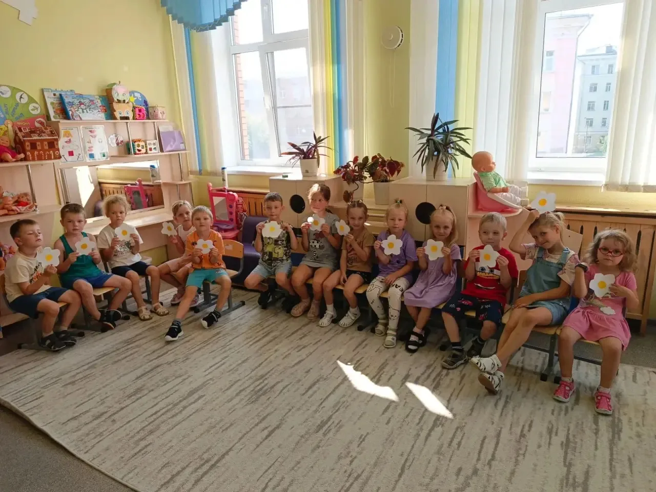 А вчера ребята из группы "Радуга" 🎨 создавали аппликацию "Ромашка" 🌸. Этот цветок — символ праздни