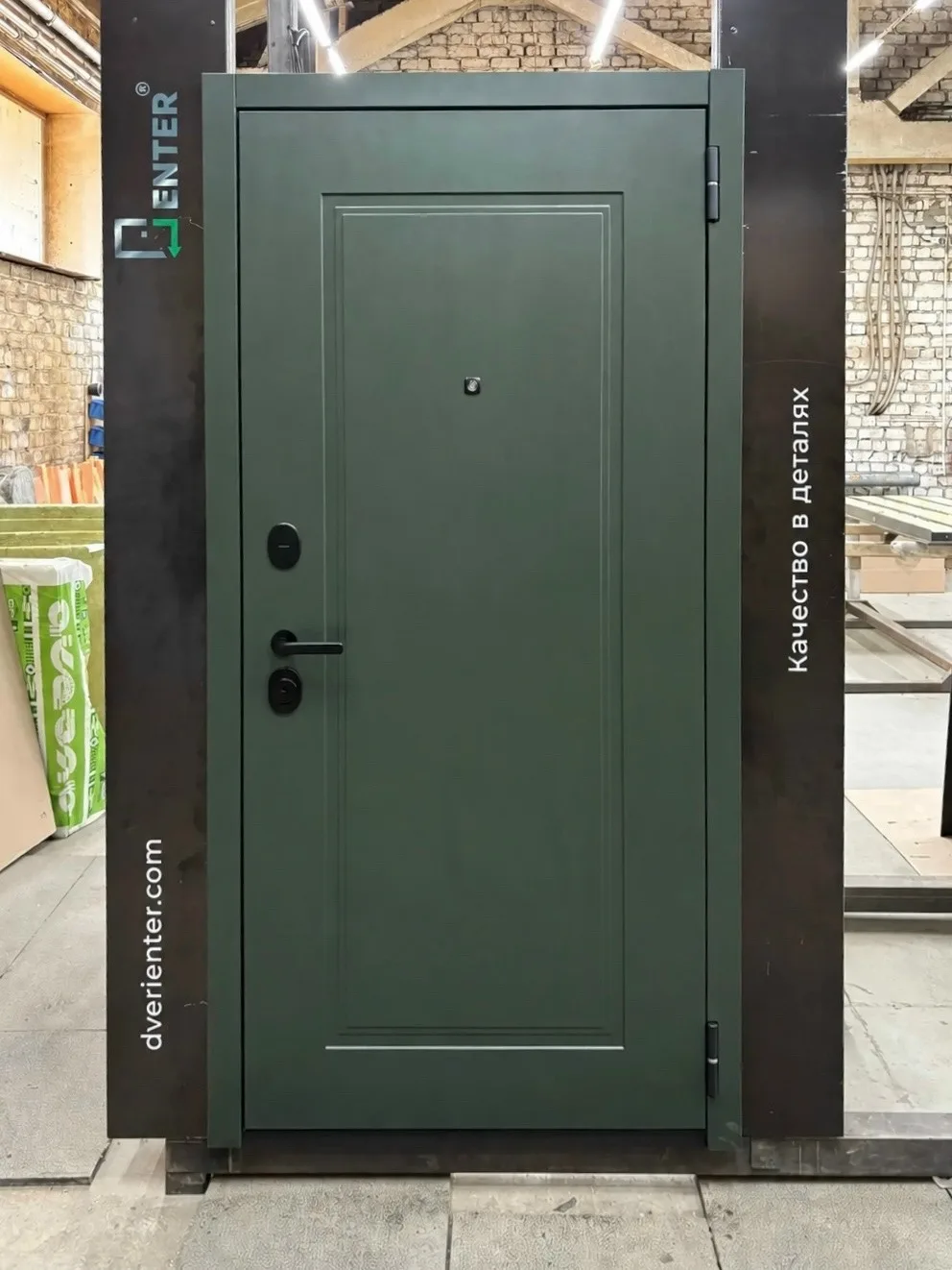 Стильная входная дверь в глубоком оттенке олива 💚