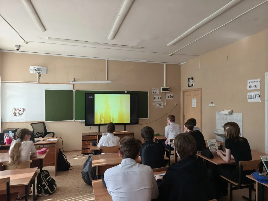 Сегодня 13 апреля утро в МОУ"СОШ имени Л. М. Доватора" началось с торжественной линейки, исполнения 