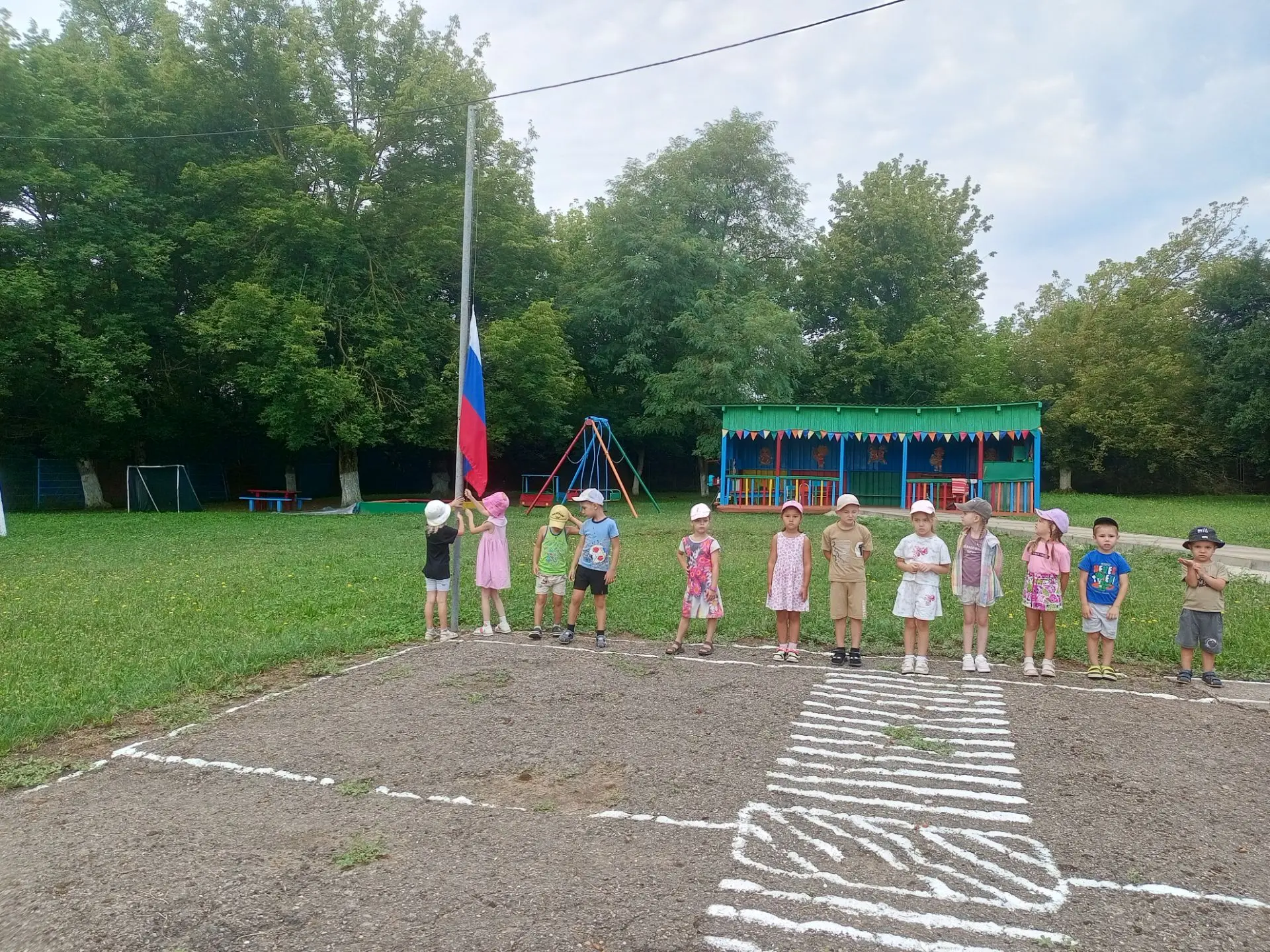 🇷🇺Каждое утро понедельника  традиционно в нашем детском саду начинается с поднятия фл...