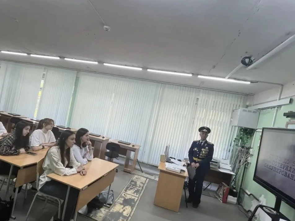 В эти майские дни, в преддверии Дня Победы, в нашей школе прошли особые встречи для старшеклассников