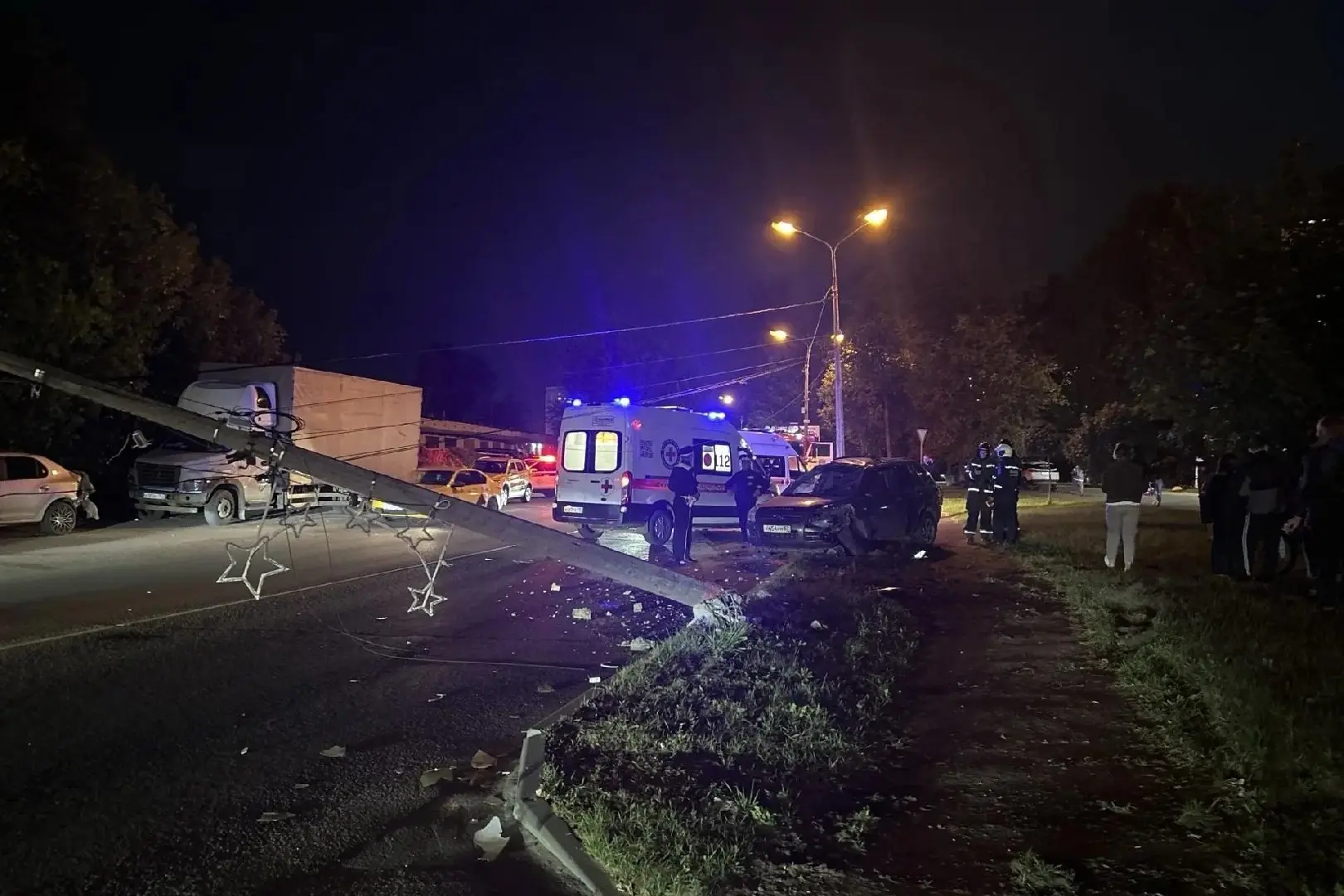 В Жуковском автомобиль на скорости врезался в столб освещения и перевернулся. Виновнико...
