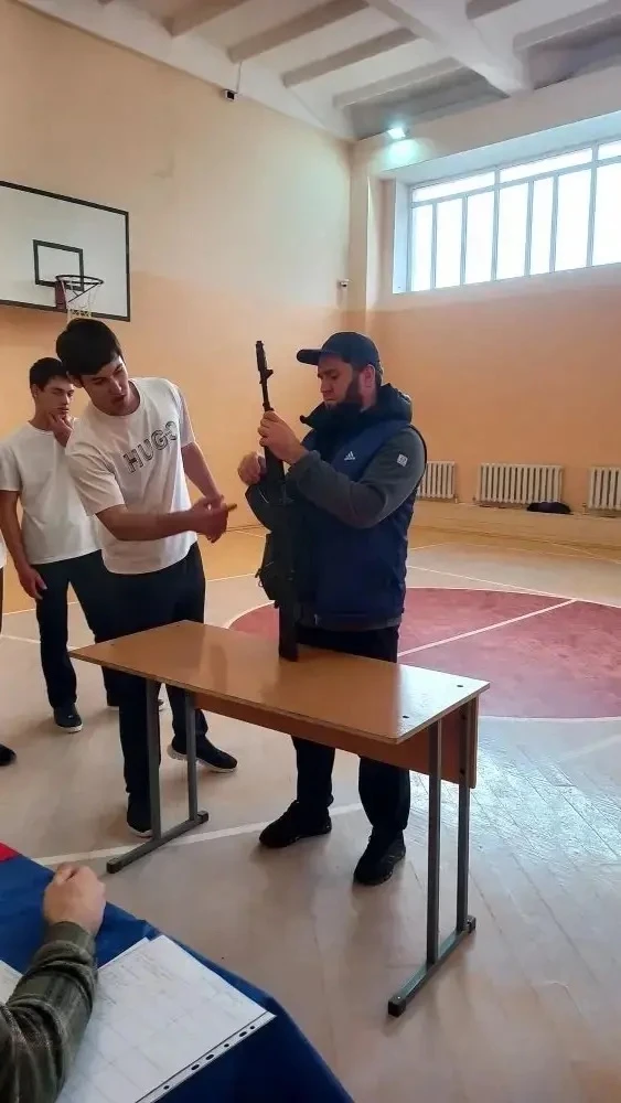 Проведение военно-спортивной эстафеты среди учащихся 10-х классов  В рамках месячника военно-патриот