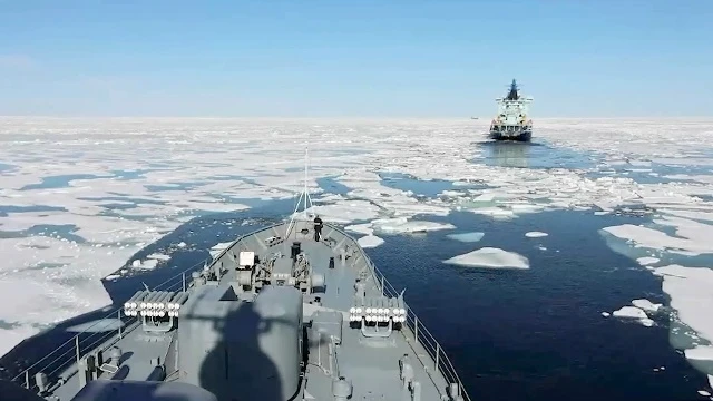 За кормой остались туманы Белого моря, суровые берега Арктики, ледовые поля и проливы, ...