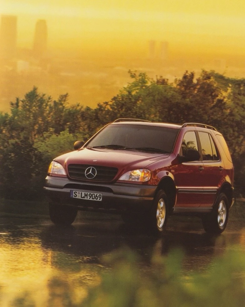 Рекламная брошюра Mercedes‑Benz 1997 года, посвящённая модели M‑класса (внутренний индекс W163).