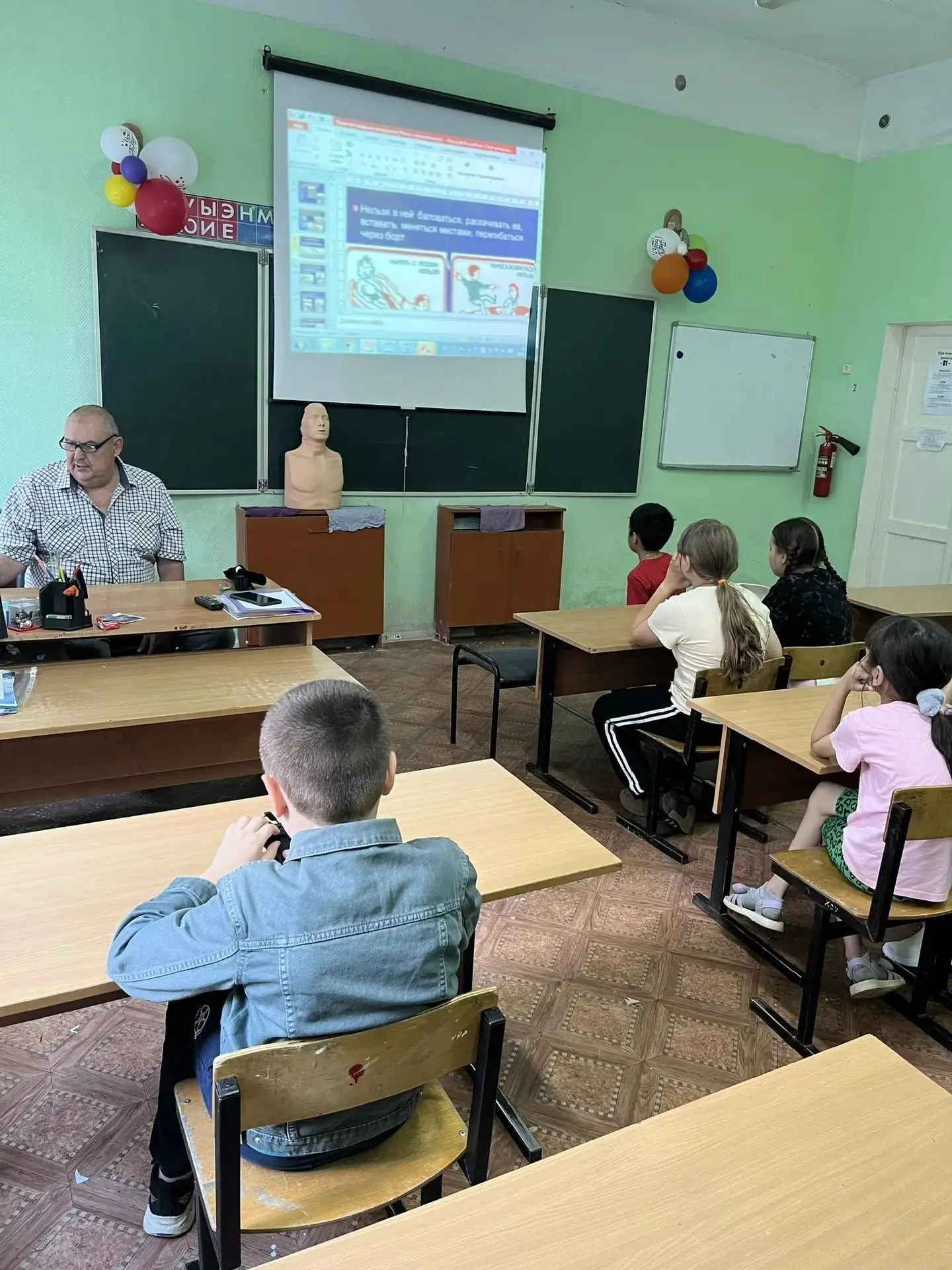 Сегодня для наших ребят прошла важная беседа "Как вести себя при чрезвычайных ситуациях". 
Писарев С