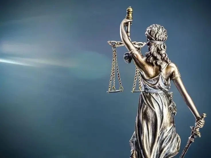 В Белогорске суд арестовал подозреваемого в краже денег, предназначенных семье погибшег...