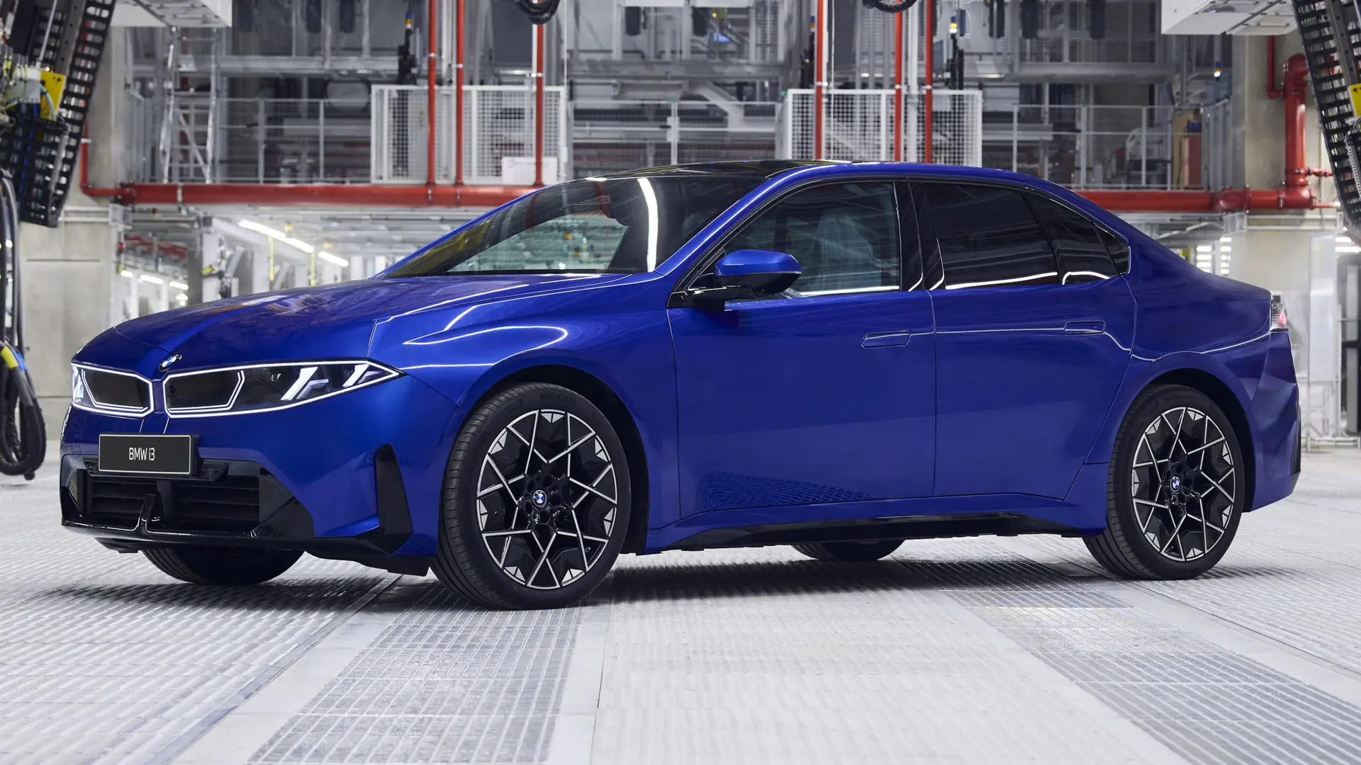 BMW i3 выйдет раньше объявленной даты

BMW перенесла начало приёма заказов на электроседан i3 на 18 