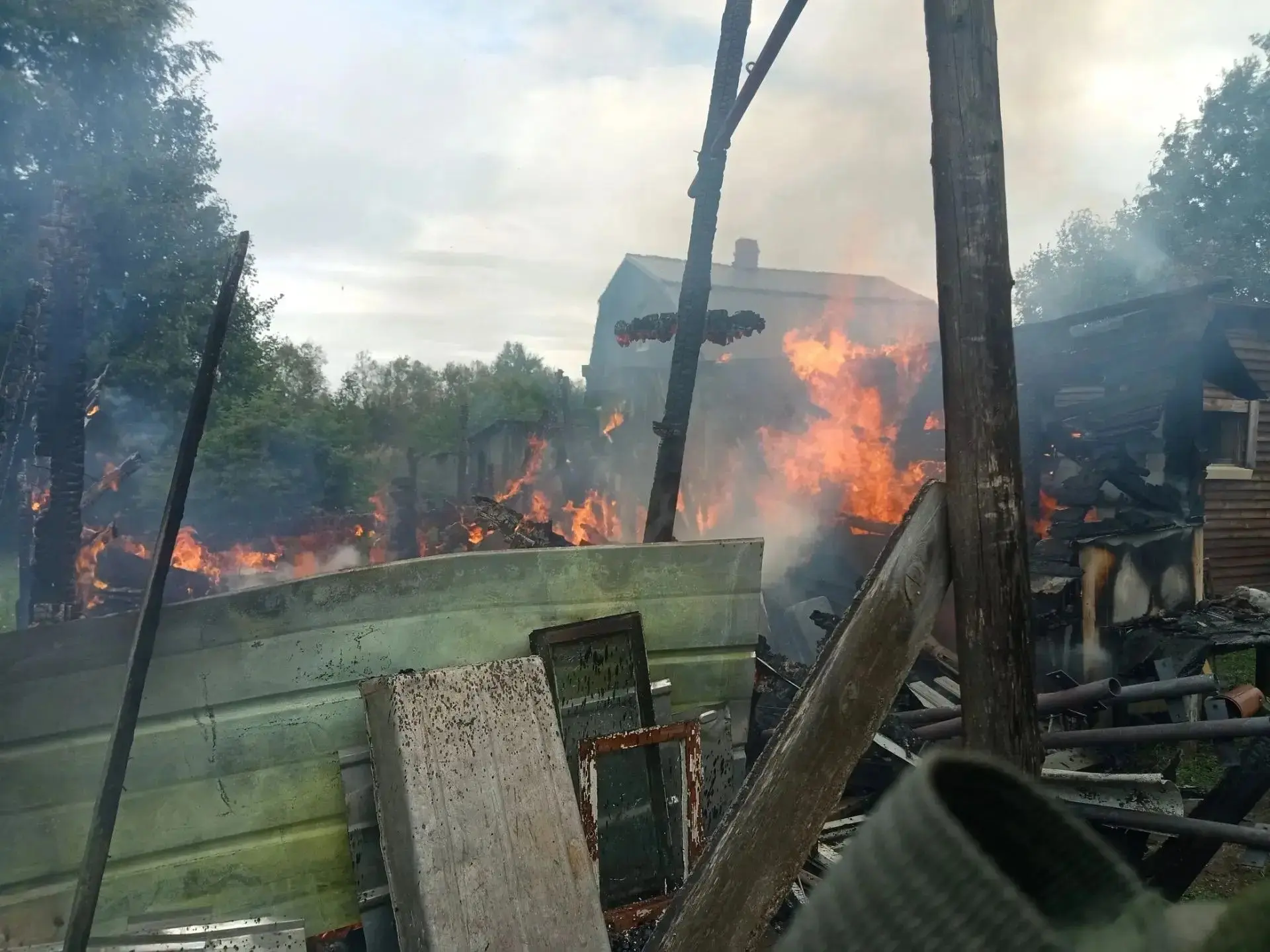 🔥 Огнеборцы города Беломорск не допустили распространение огня  на близлежащие строени...