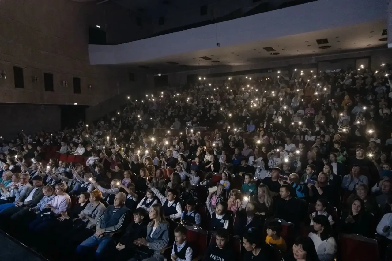 🎭 СМОТРИМ СПЕКТАКЛЬ 🎭  ✅ Наши учащиеся и классные руководители посетили ДК «Родина», а именно: 1 «А»