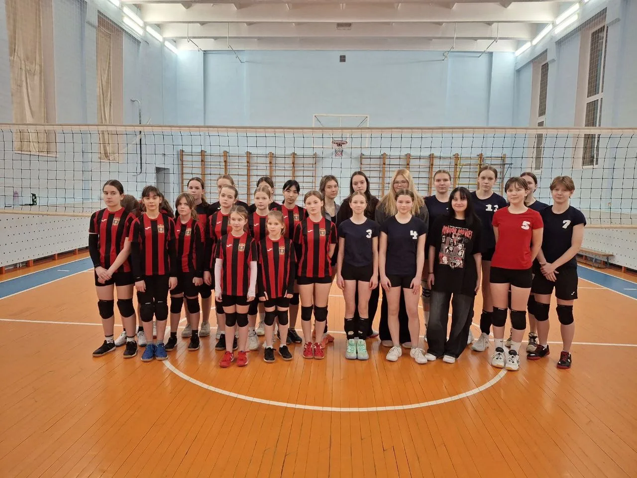Вчера прошла товарищеская игра по волейболу между нашими юными спортсменками и командой...