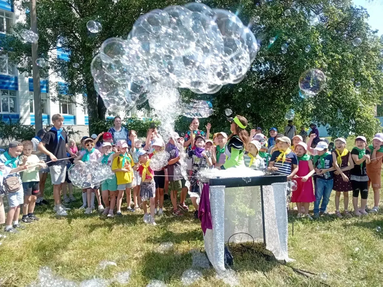 Сегодняшний день в лагере прошёл ярко и солнечно!☀🌿🎈

У нас в гостях побывало невероятное Шоу мыль