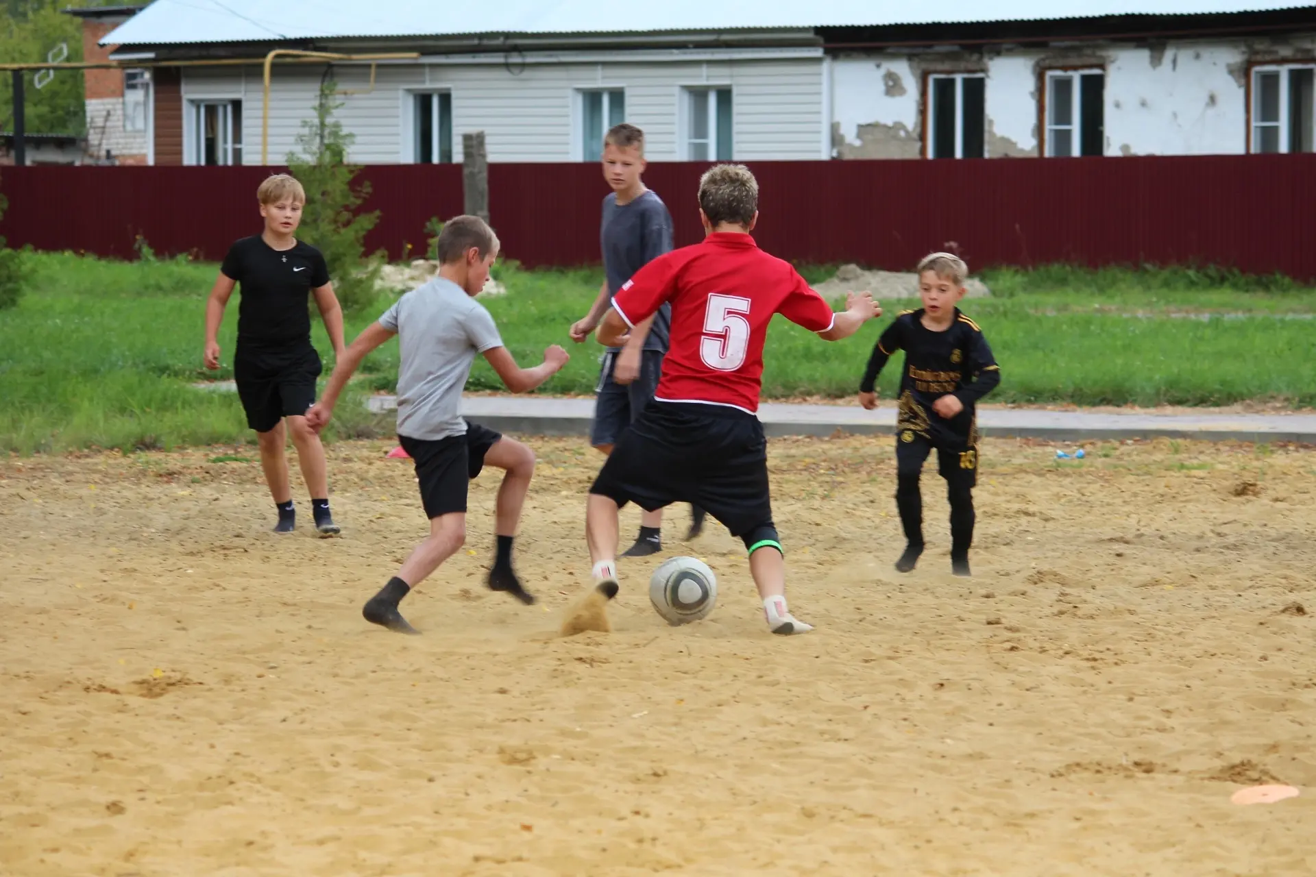 🏖 ⚽ В последние дни лета на песчаной спортивной площадке в «Парке Героев» проходят зах...