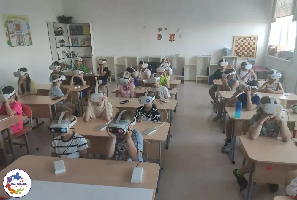 🌞 Как прошёл ещё один день в нашем школьном лагере?

Утро началось как всегда бодро — с весёлой зар