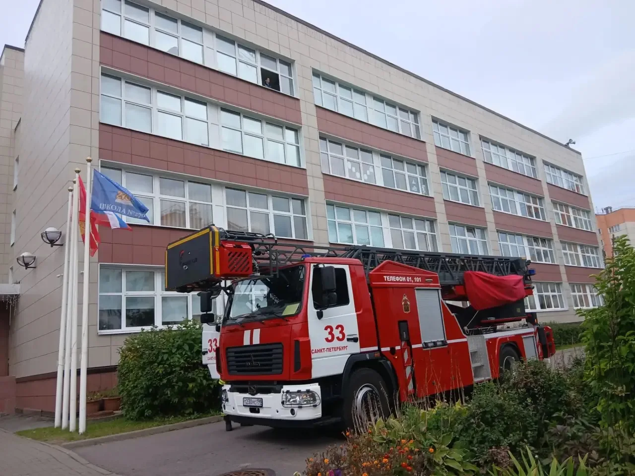 Безопасность прежде всего: в школе №270 прошли учения по пожарной безопасности.