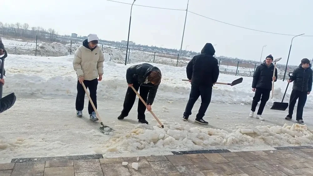Лопаты — в руки! Снег — в кучу! ❄️🪏💨  «Трудовой десант» школы № 58 – сегодня наши замечательные учен