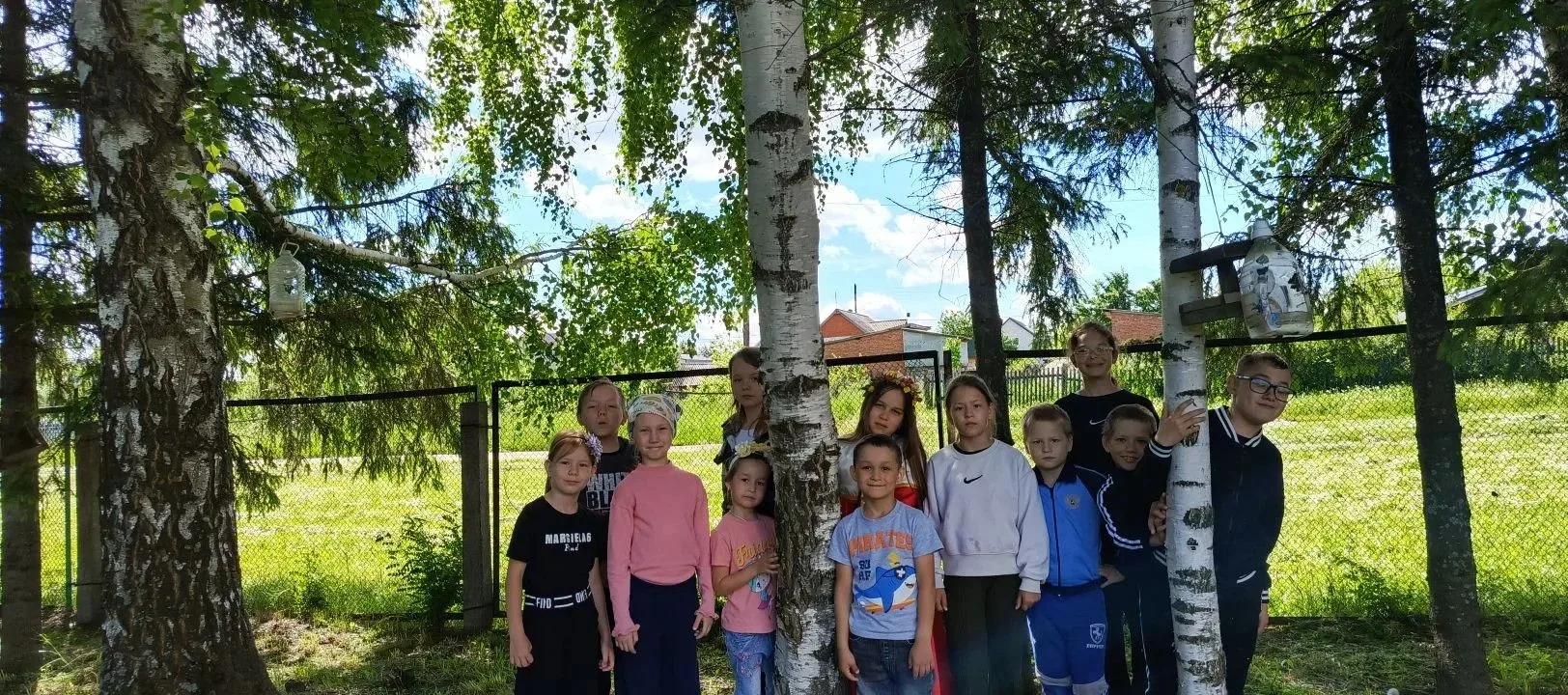 День начался с бодрой зарядки — настоящей минутки здоровья на свежем воздухе. Ребята разомнулись, за