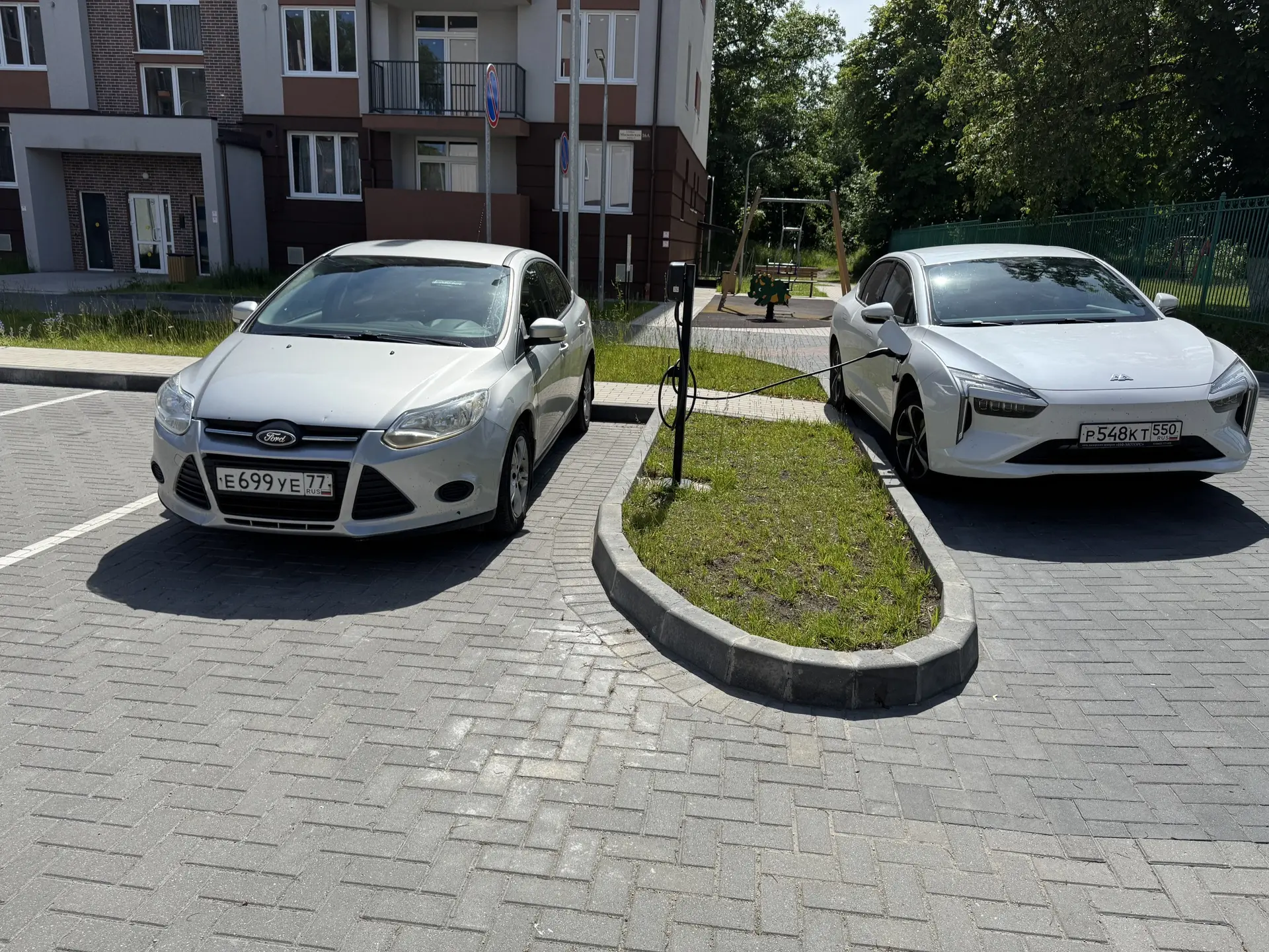 У нас есть дворы, где по проекту установлены заправки для электромобилей. К сожалению, пользоваться 