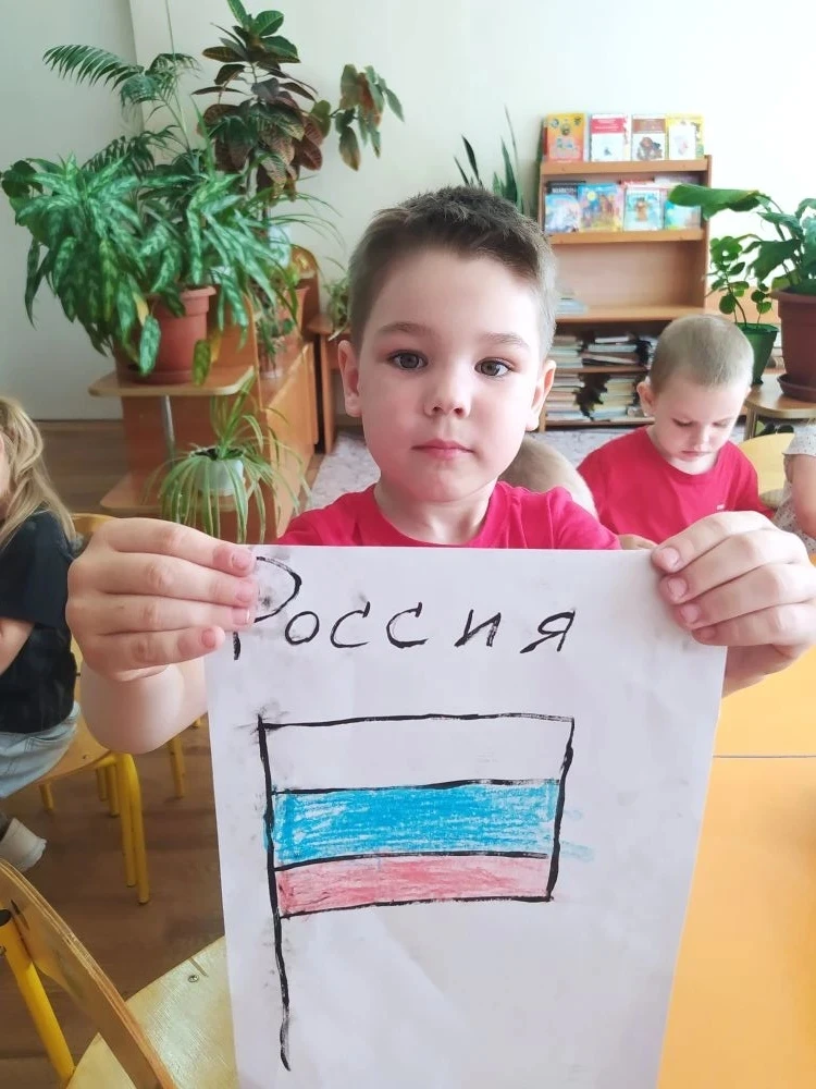 С Днём России! 🇷🇺

Сегодня наши малыши из младшей группы превратились в настоящих художников! 🎨
В