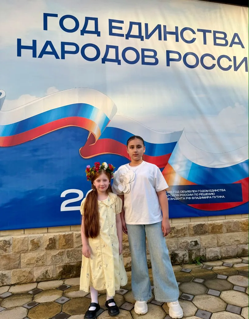Активисты Движения Первых, воспитанники  отряда "Лучики" лагеря дневного пребывания "Радуга" приняли