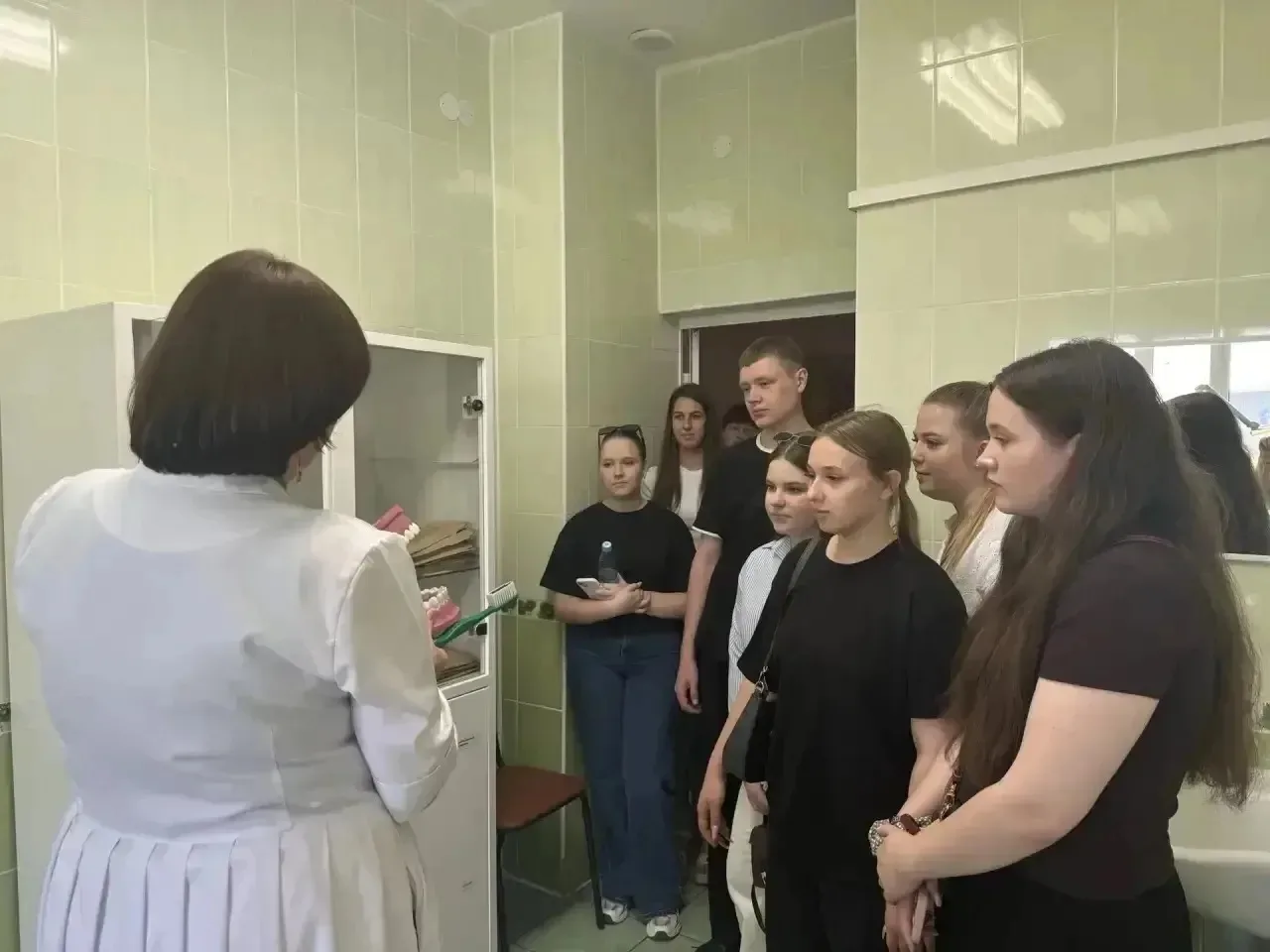 22 мая старшеклассники 10в и 11в химико- биологического классов посетили детскую поликлинику. Ребята