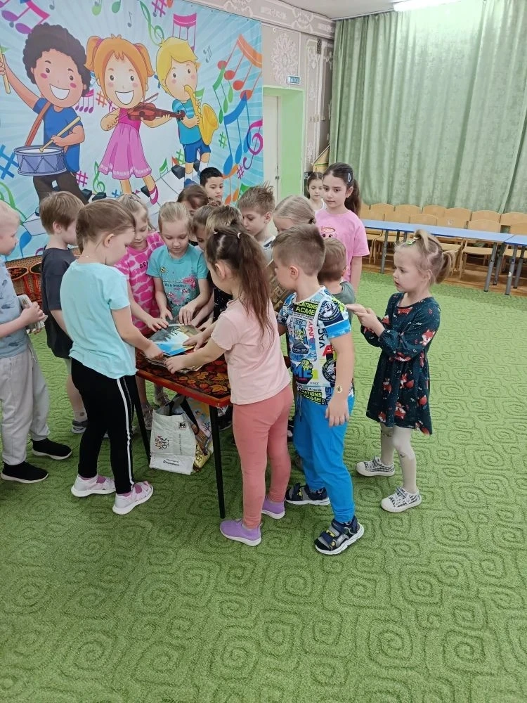 📚 В гостях у сказки! К нашим малышам пришли в гости настоящие хранители книг-сотрудники библиотеки. 