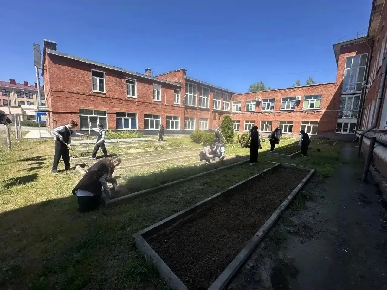 🌱 Сегодня в нашей школе прошёл Всероссийский субботник, посвящённый Первомаю!  Активисты школы дружн