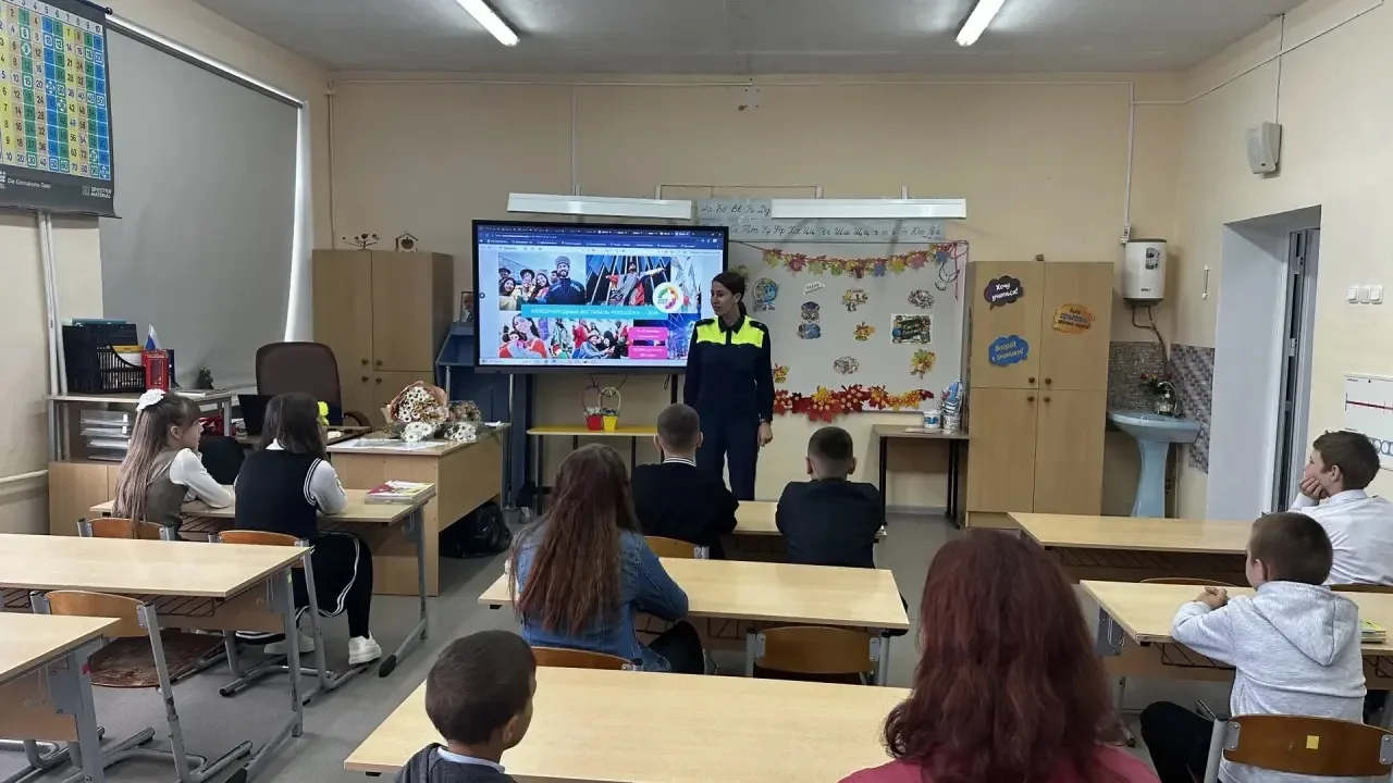 С новым учебным годом! 🚌📚 И пусть дорога в школу будет безопасной!