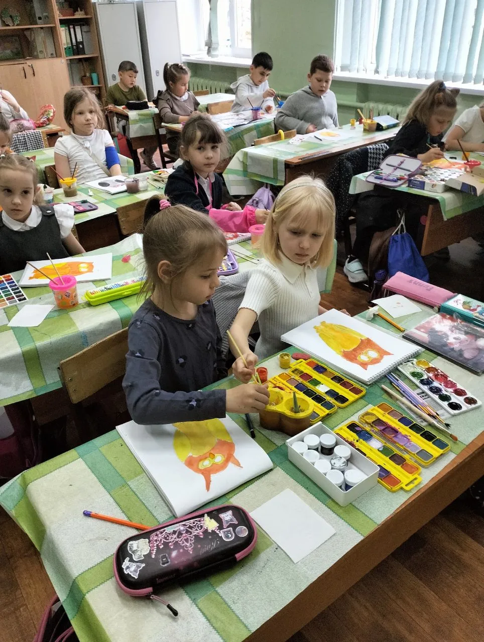 Удивительный мир рисунков 🎨  Ученицы 5 "А" класса Алаторцева Мария и Лагутина Майя провели урок рисо