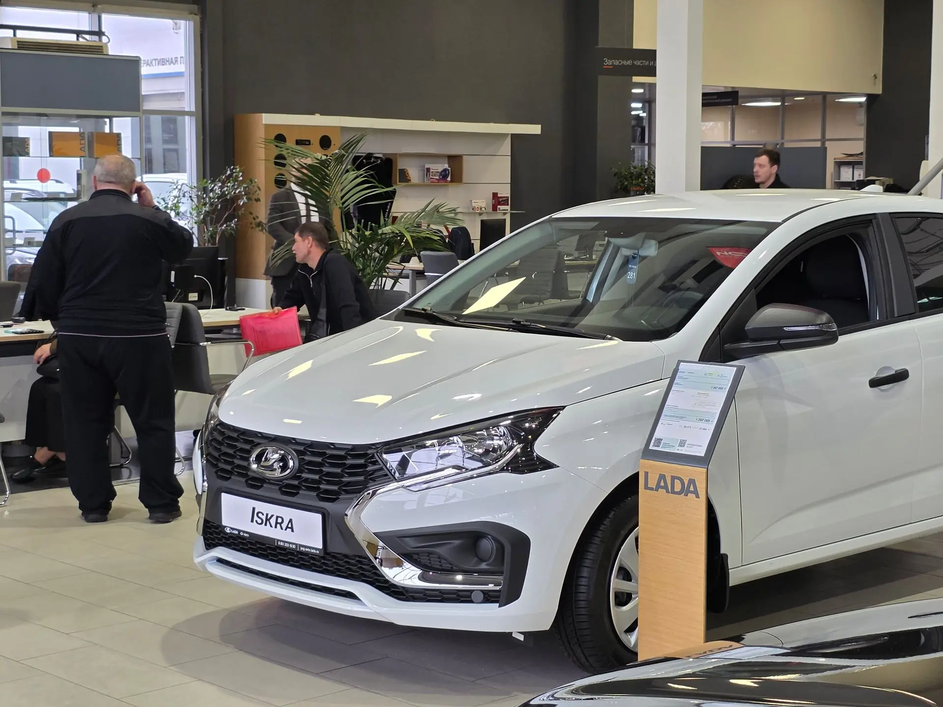 🚗🔥 LADA ISKRA ВЗЛЕТЕЛА! ВПЕРВЫЕ В ТОП‑3 — ЭТО УЖЕ НЕ ШУТКА
Ну что, друзья, Искра официально перест