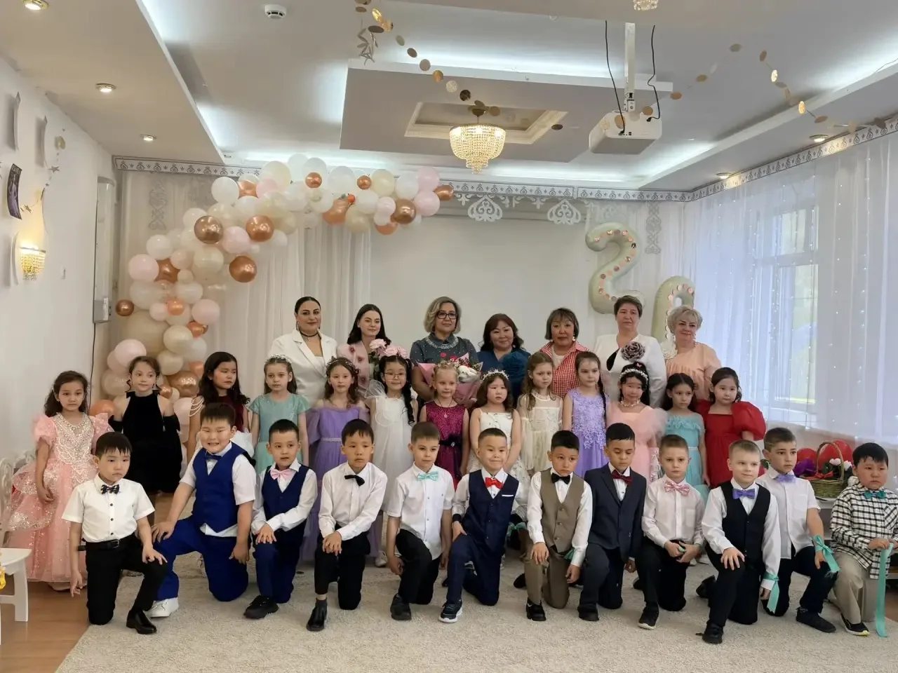 В группе «Аленка» прошел замечательный выпускной 🎓✨

Этот день стал особенным и очень трогательным 