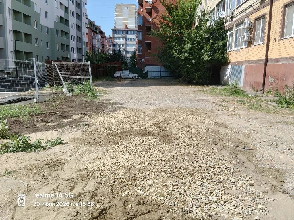 Дунаевского 22 А, Б, произведена подсыпка на парковке.