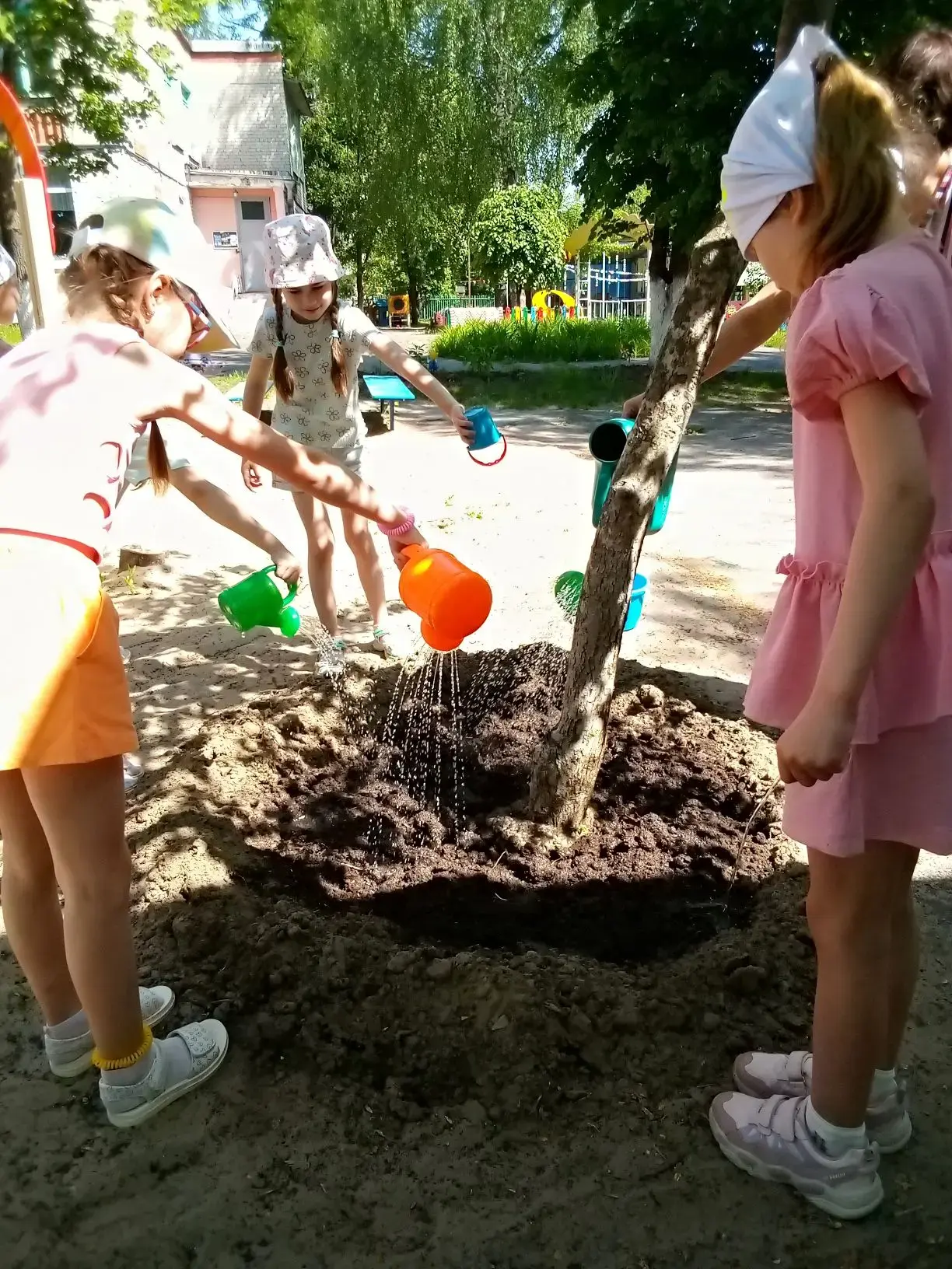 Скоро наступит лето! Наши ребята уже ухаживают за цветочными клумбами, родители тоже по...