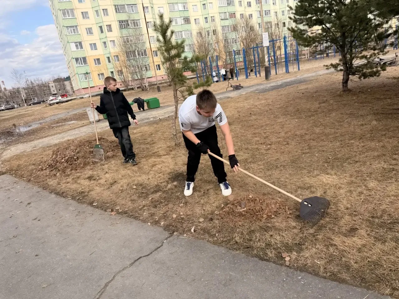 Субботник 🧹  В преддверии Дня Победы обучающиеся, педагоги и сотрудники школы вышли на субботник!  В