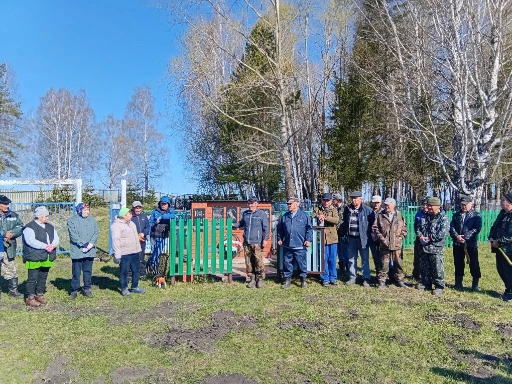 Сегодня на всех кладбищах сельского поселения прошли субботники. Работала техника, привели в порядок