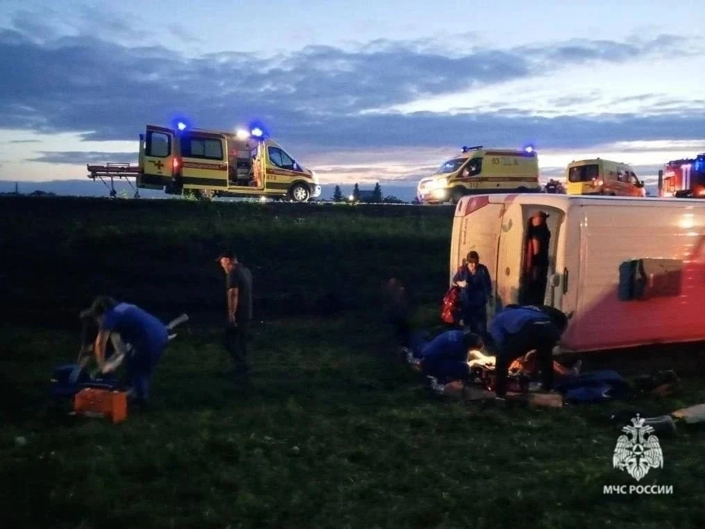 В Черемшанском районе пассажирский междугородний автобус съехал в кювет и перевернулся