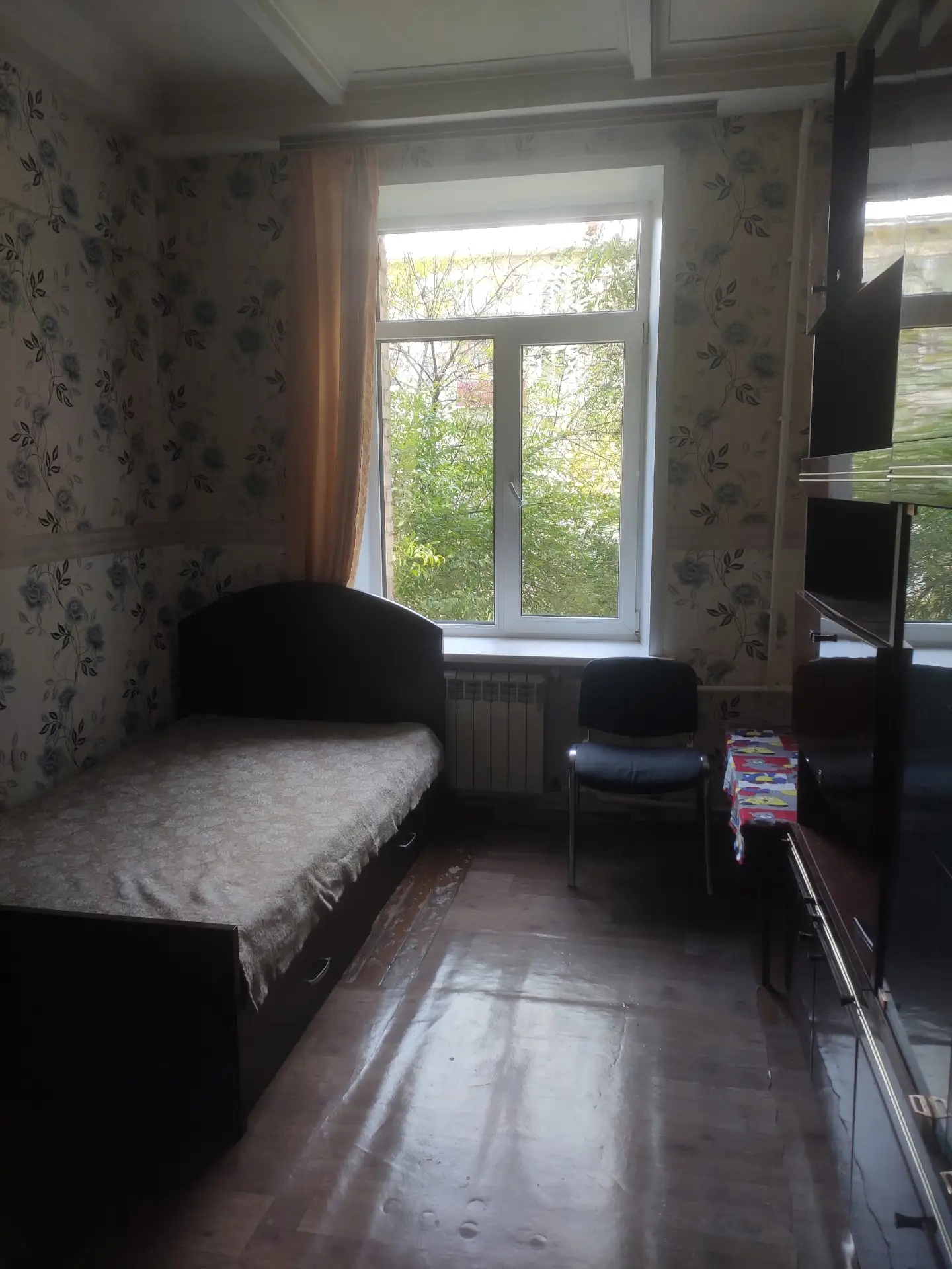 Сдам комнату 15 м/2 в трёх комнатной квартире сталинка. Собственник. По адресу ул физку...