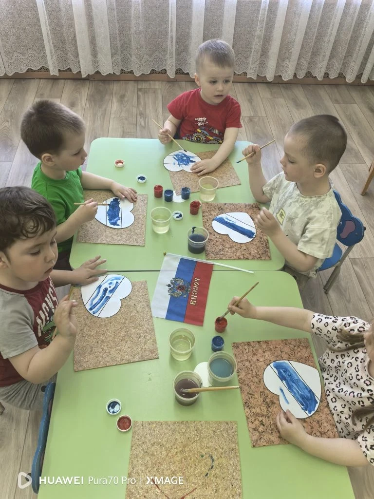 "Моя Родина — Россия": творчество малышей в группе "Рябинка"!
🇷🇺 В первой младшей группе "Рябинка"