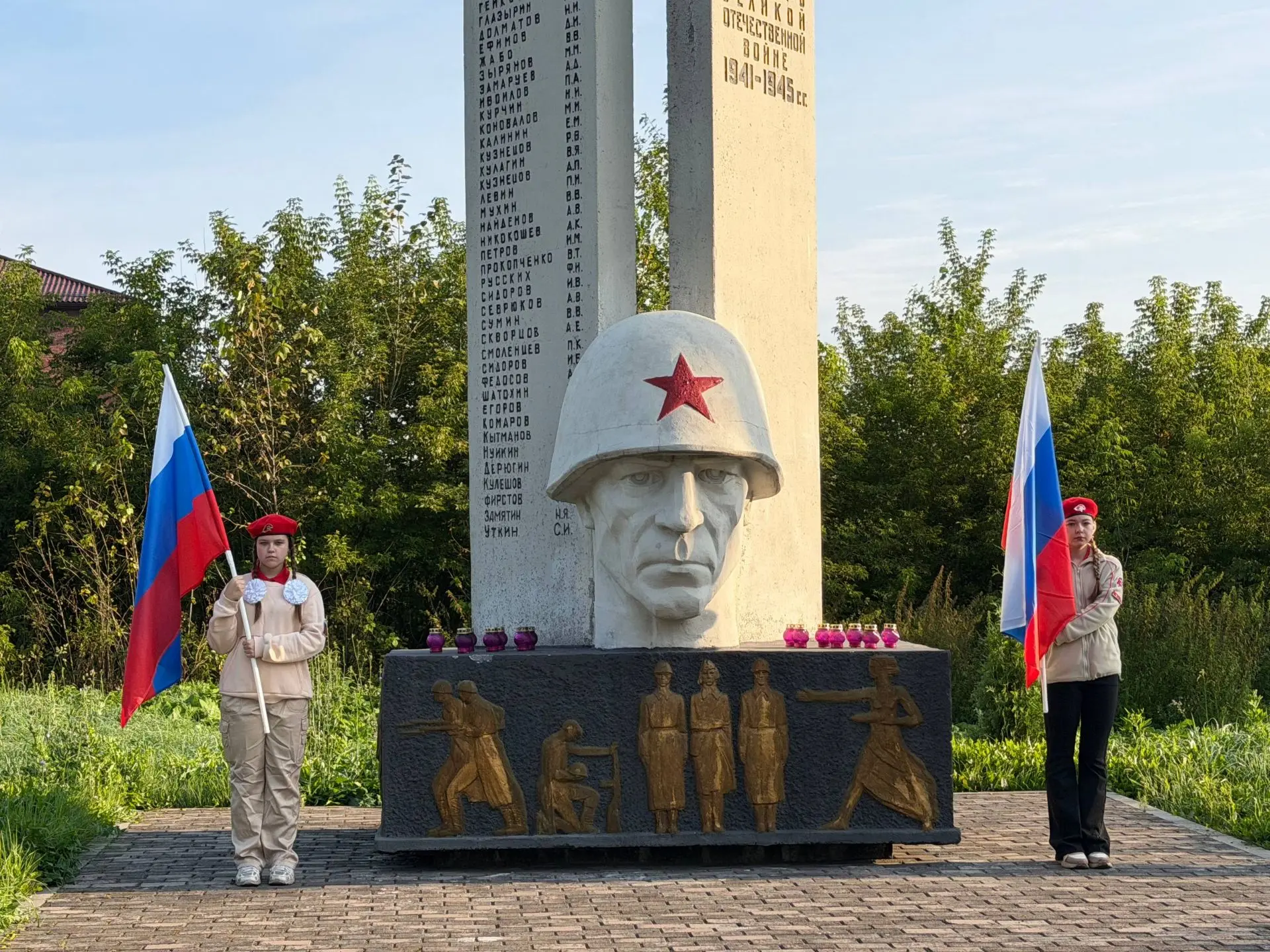 Сегодня, в преддверии Дня шахтёра, мы возложили цветы к памятным местам нашего района.