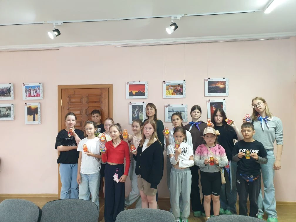 Продолжаем готовиться к празднику - День России. Сегодня ребята отдыхающие в школьном лагере при МБО