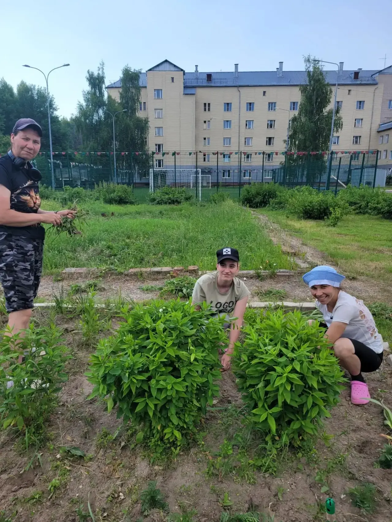 Наши садоводы с раннего утра трудятся не покладая рук!Уже посеяли редиску, высадили капусту, цветы и