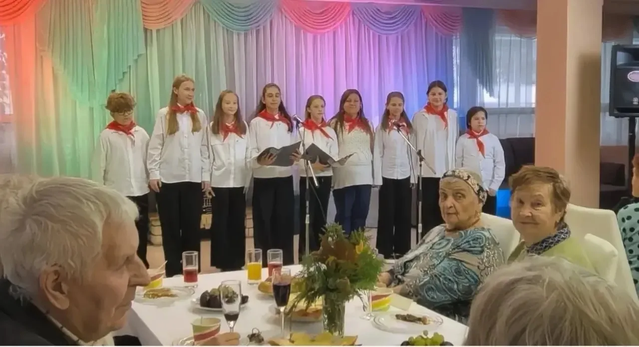 💐В День пожилого человека активисты «Движения Первых» 6 «Я» класса вместе с танцевальн...