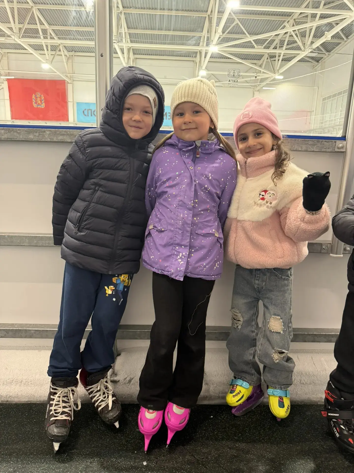 Младший — в воде, старший — на льду: каждый находит занятие по душе!😉🏊‍♂️⛸

Костя весь июнь отдыха