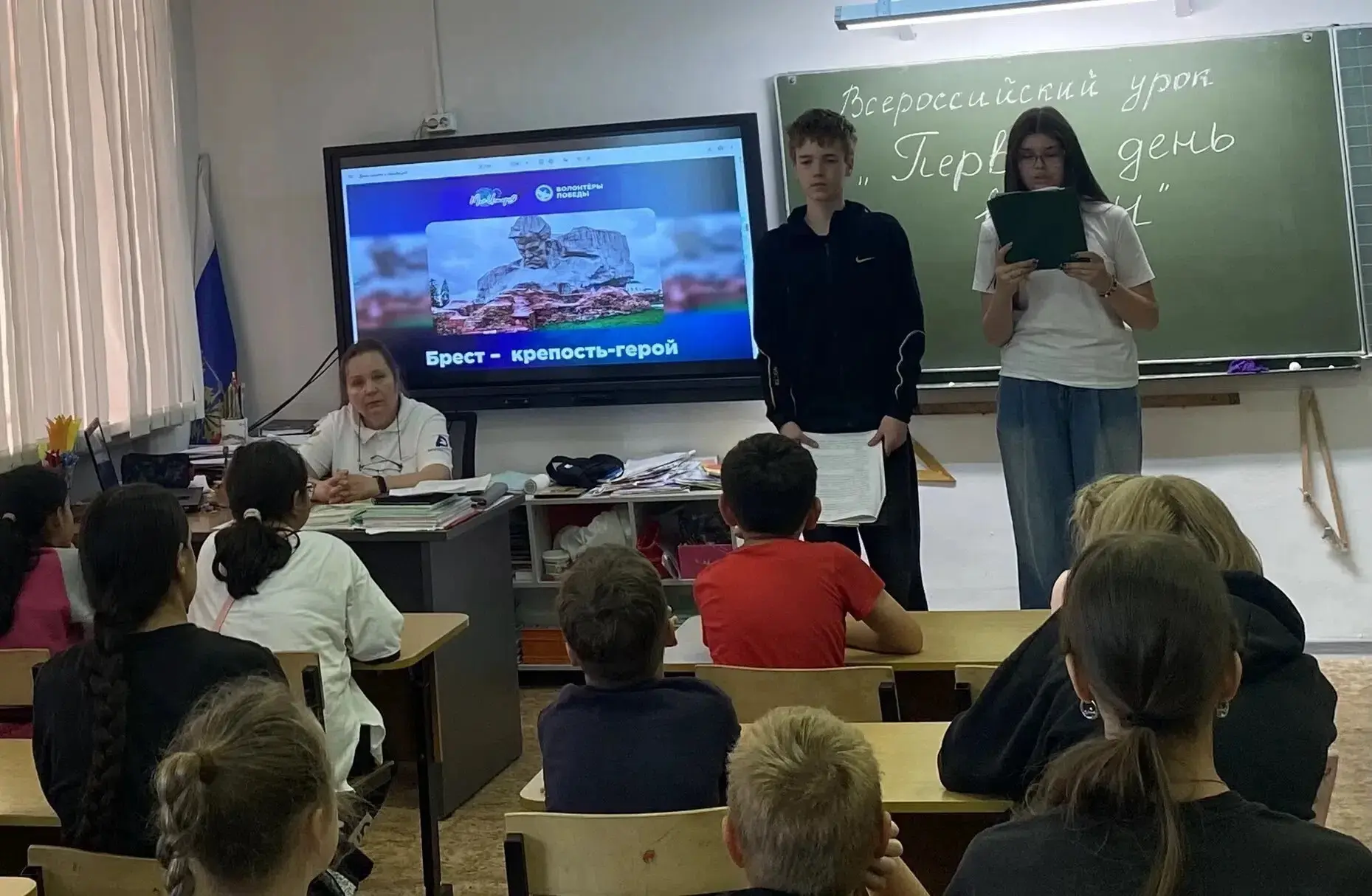 📌Активисты Движения Первых- Артём Лекомцев и Анастасия Якубович, вместе с советником директора по в
